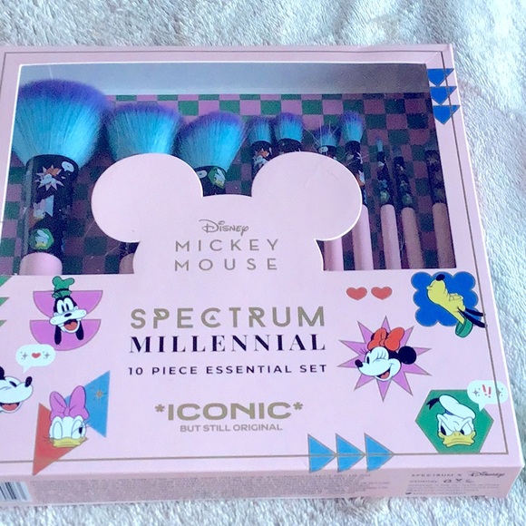 Disney Spectrum Limited Mickey Mouse 10 Essential Makeup Face and Eye Brushes - Picture 1 of 3